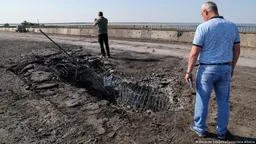 Движение на границе Крыма и Херсонской области в районе Чонгара по-прежнему осуществляется через понтонный мост, перед ним скопилась колонная грузовиков: спутниковый снимок